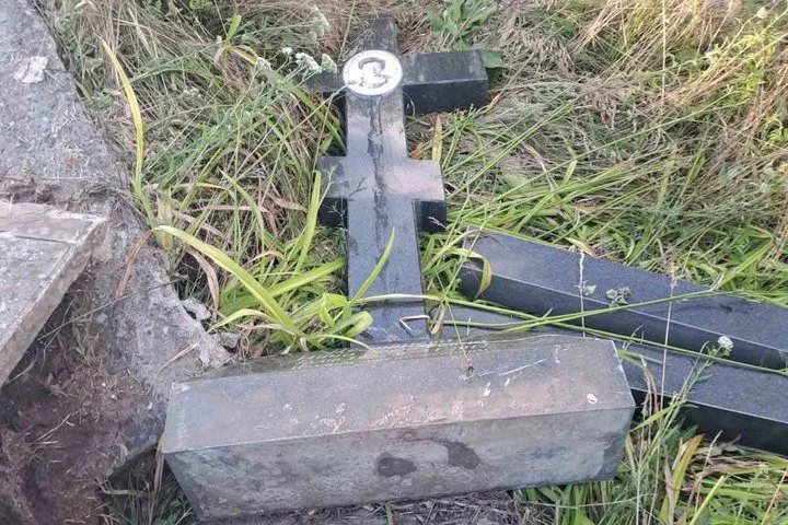 На Харківщині з кладовища вкрали танк-пам’ятник: знищено понад десяток могил На Харківщині з кладовища вкрали танк-пам’ятник: знищено понад десяток могил - today.ua
