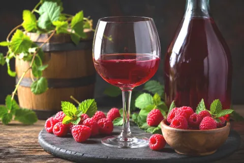 Как сделать малиновое вино дома: проверенный рецепт напитка с насыщенным вкусом