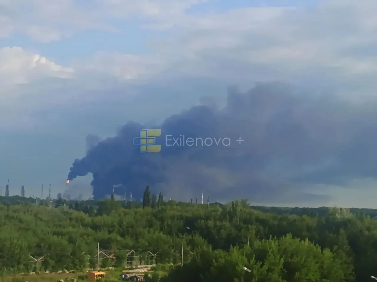 Дрони вдарили по двох НПЗ у РФ та цілям в окупованому Донбасі: здійнялись пожежі (фото) - today.ua