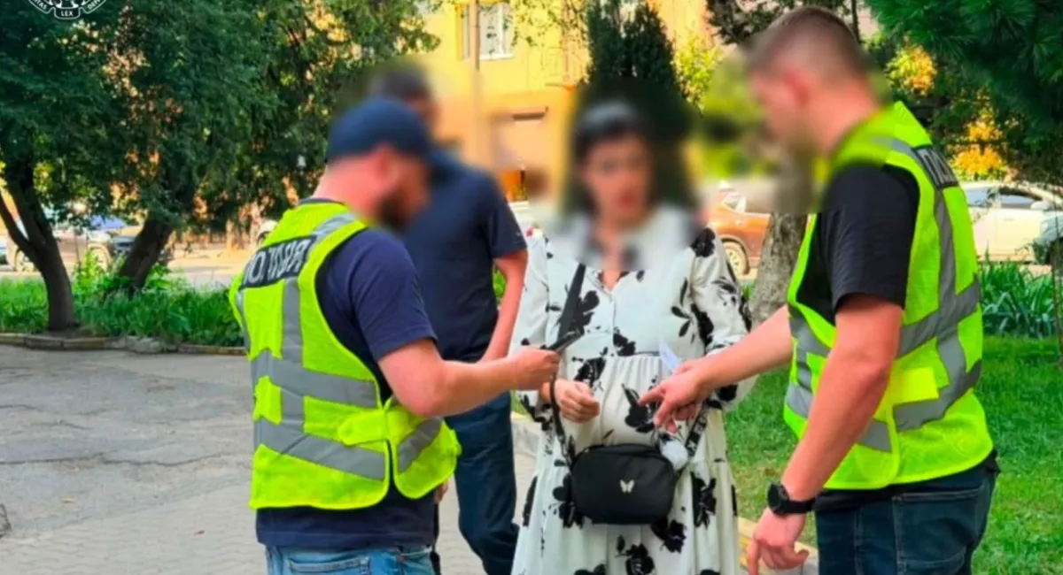 Хотіла продати новонародженого за 20 тисяч доларів: на Прикарпатті затримали матір п’ятьох дітей - today.ua