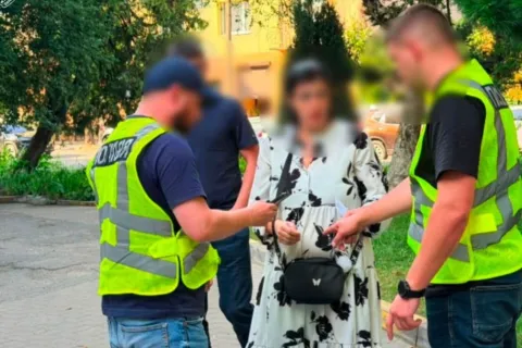 Хотіла продати новонародженого за 20 тисяч доларів: на Прикарпатті затримали матір п’ятьох дітей