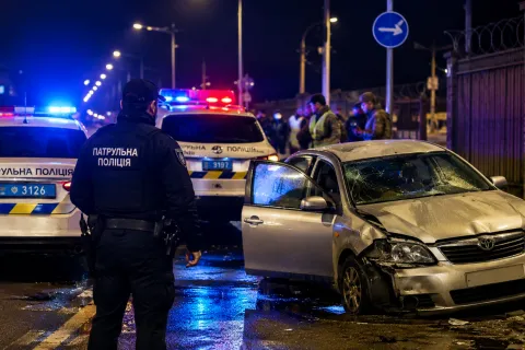 Нічна погоня у Києві: водій збив військового та розтрощив службові авто