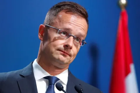 Без Орбана немає майбутнього? Сіярто раптово здав мандат і змінив професію