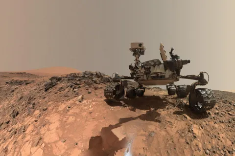 Марсоход Curiosity передав знімок рельєфу місцевості, який наука не може пояснити: хто міг залишити на Марсі такі сліди