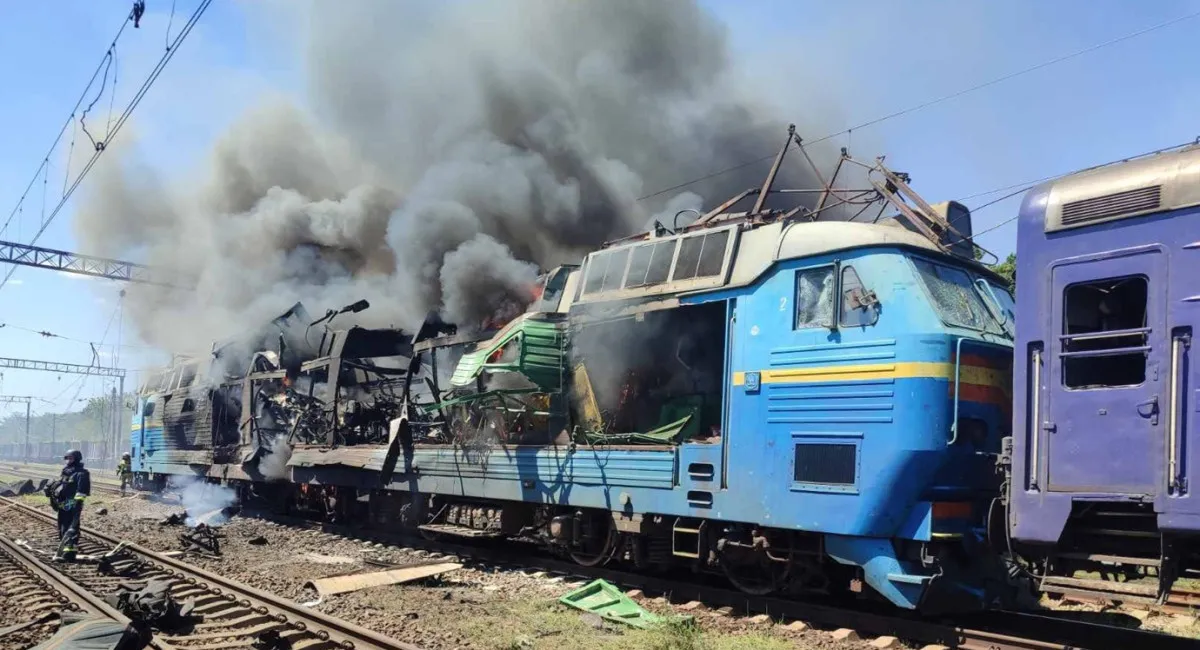 Спалений локомотив і розтрощені вагони: на Запоріжжі поїзд опинився під пекельним ударом РФ (фото) - today.ua