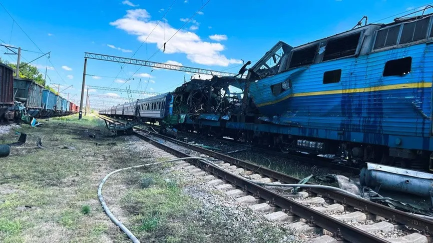 Спалений локомотив і розтрощені вагони: на Запоріжжі поїзд опинився під пекельним ударом РФ (фото) Спалений локомотив і розтрощені вагони: на Запоріжжі поїзд опинився під пекельним ударом РФ (фото) - today.ua