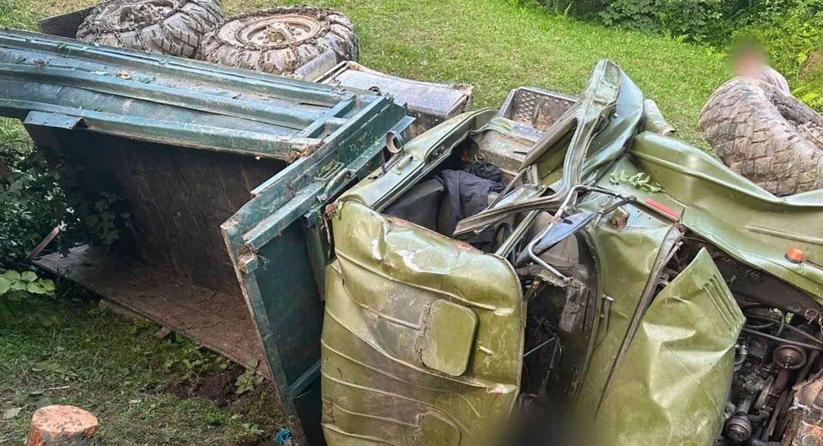 Упал в 40-метровую пропасть из-за оползня: в Закарпатье произошло смертельное ДТП (фото) - today.ua