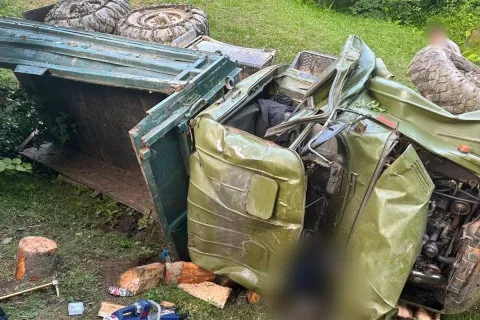 Упал в 40-метровую пропасть из-за оползня: в Закарпатье произошло смертельное ДТП (фото)