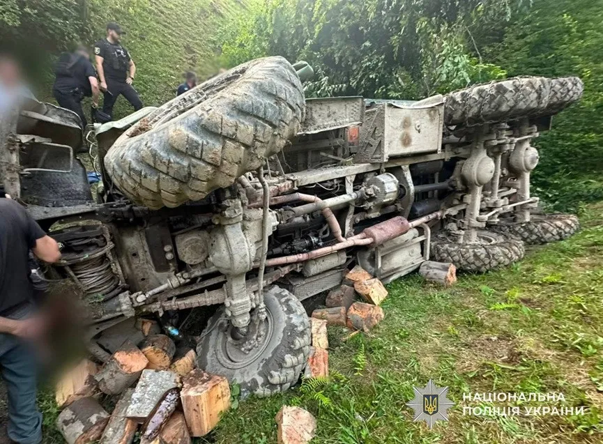 Упал в 40-метровую пропасть из-за оползня: в Закарпатье произошло смертельное ДТП (фото) Упал в 40-метровую пропасть из-за оползня: в Закарпатье произошло смертельное ДТП (фото) - today.ua