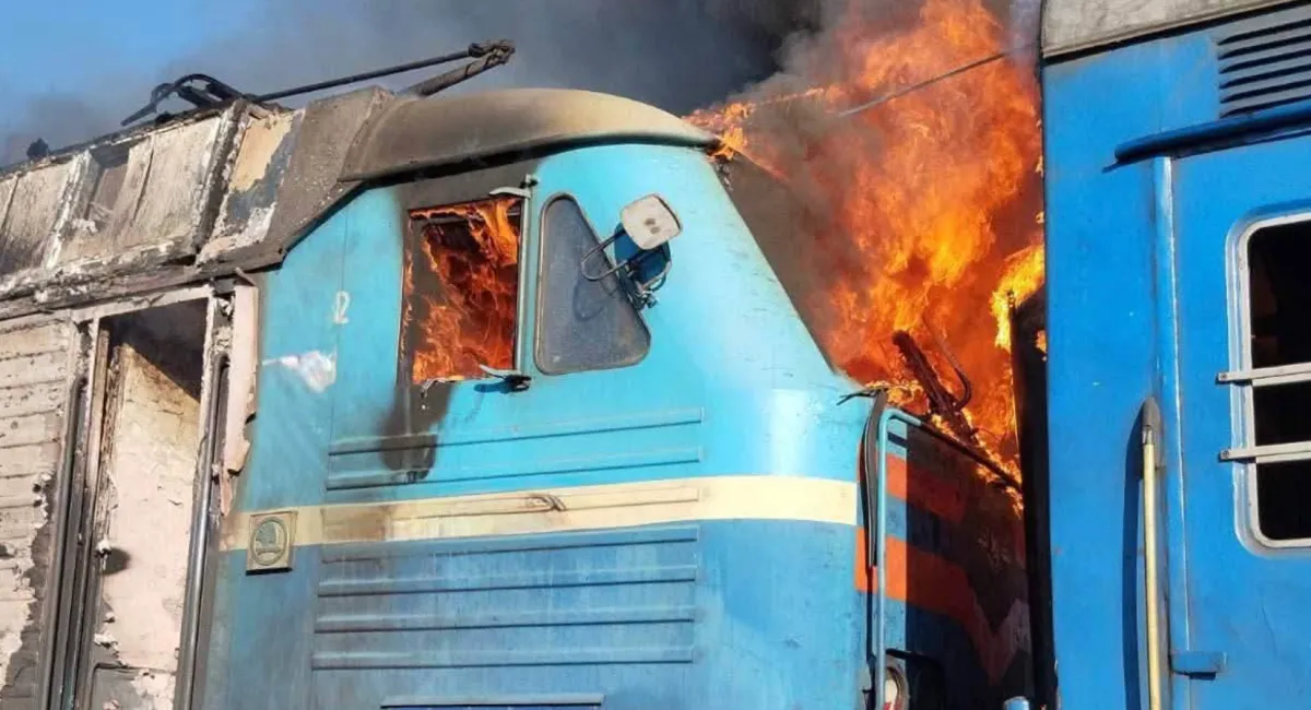 У Запорізькій області БпЛА вдарив по пасажирському поїзду: людей евакуювали, провідниця поранена  - today.ua