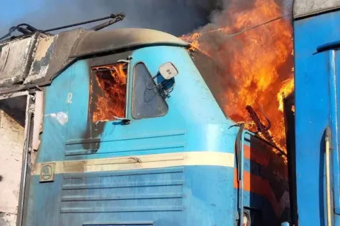 В Запорожской области БпЛА ударил по пассажирскому поезду: людей эвакуировали, проводница ранена