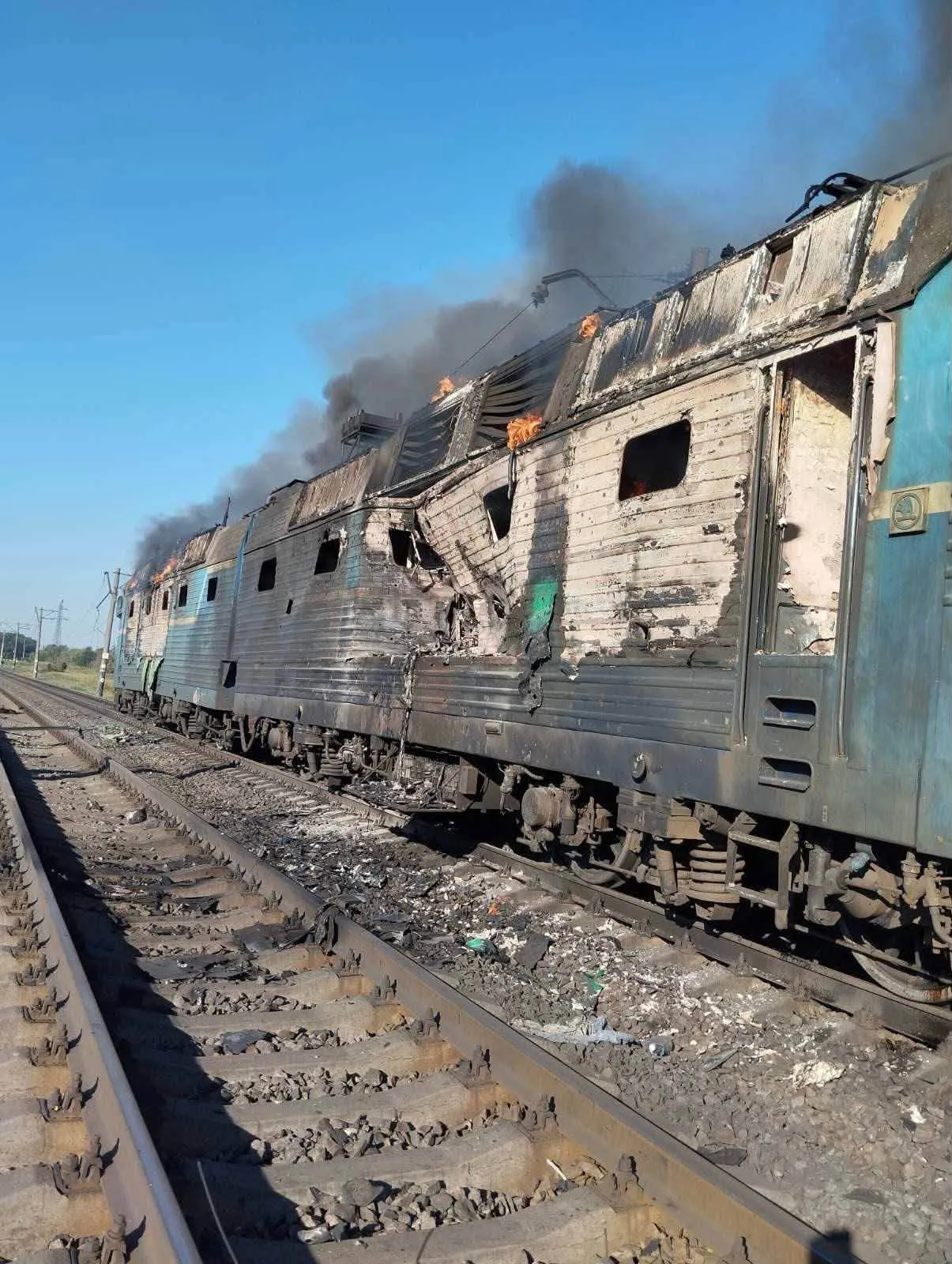 У Запорізькій області БпЛА вдарив по пасажирському поїзду: людей евакуювали, провідниця поранена У Запорізькій області БпЛА вдарив по пасажирському поїзду: людей евакуювали, провідниця поранена - today.ua