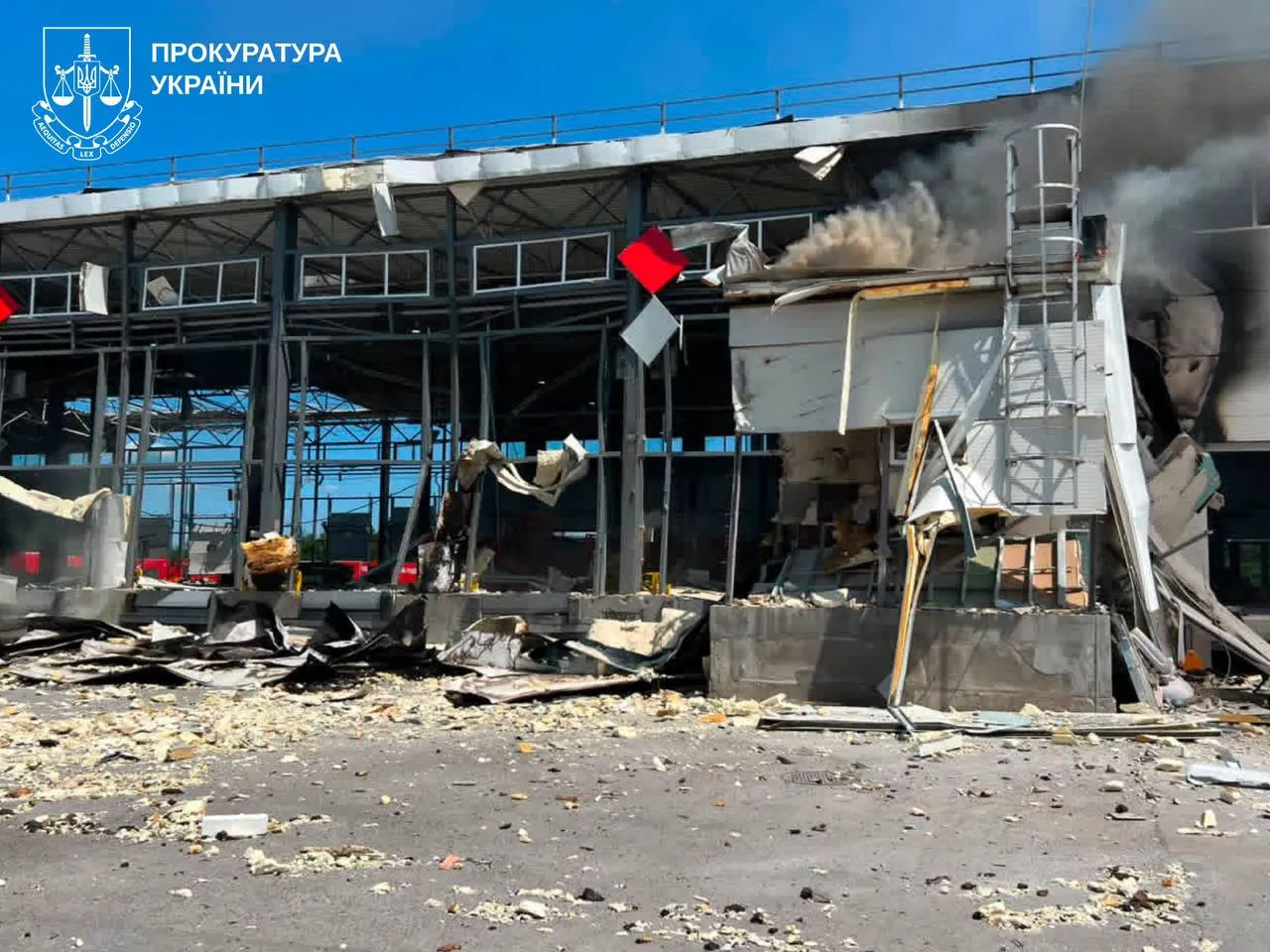 Посилок можна не чекати: РФ тричі атакувала Нову пошту в Харкові, є загиблі (відео) Посилок можна не чекати: РФ тричі атакувала Нову пошту в Харкові, є загиблі (відео) - today.ua