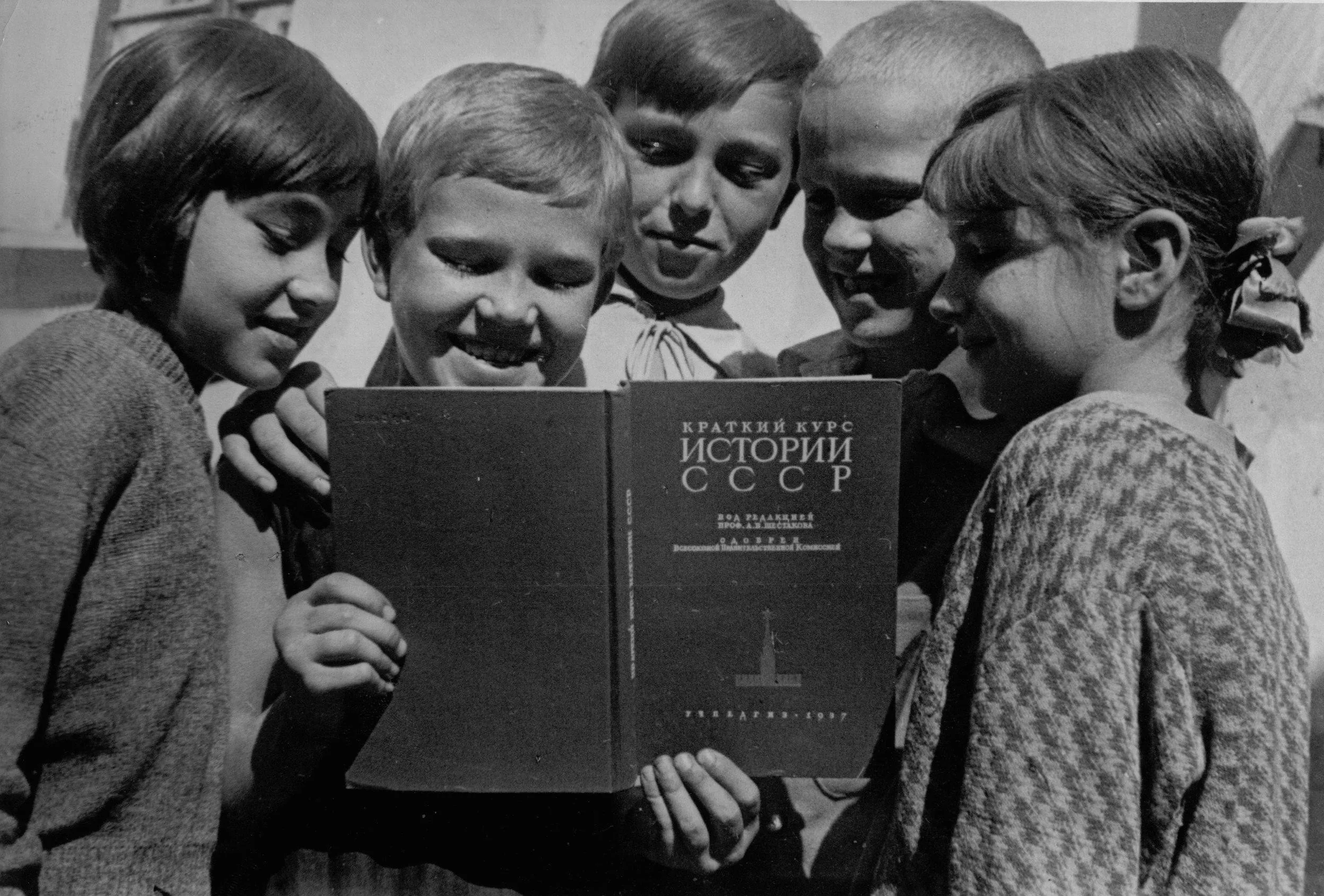 Граніт замість правди: як радянські пам'ятники десятиліттями стирали українську історію Граніт замість правди: як радянські пам'ятники десятиліттями стирали українську історію - today.ua