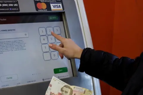Нацбанк знову посилює умови фінмоніторингу: які новації чекають на українців, що користуються терміналами