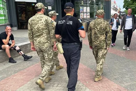 Сотрудников ТЦК отправляют на фронт за невыполнение мобилизационного плана , - нардеп