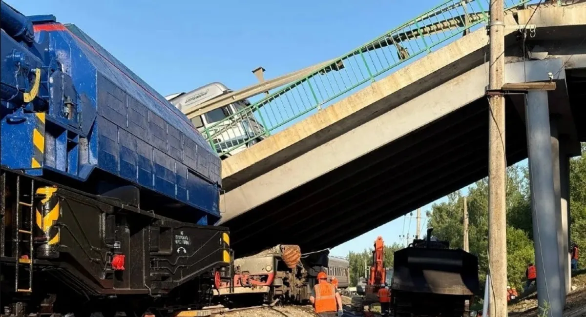 В России за ночь обрушились два моста и сошли с рельсов четыре поезда - today.ua