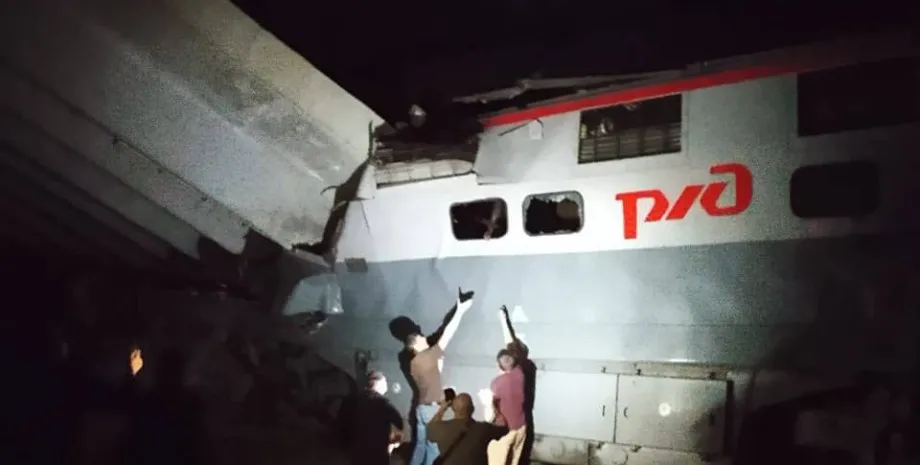 В России за ночь обрушились два моста и сошли с рельсов четыре поезда - today.ua