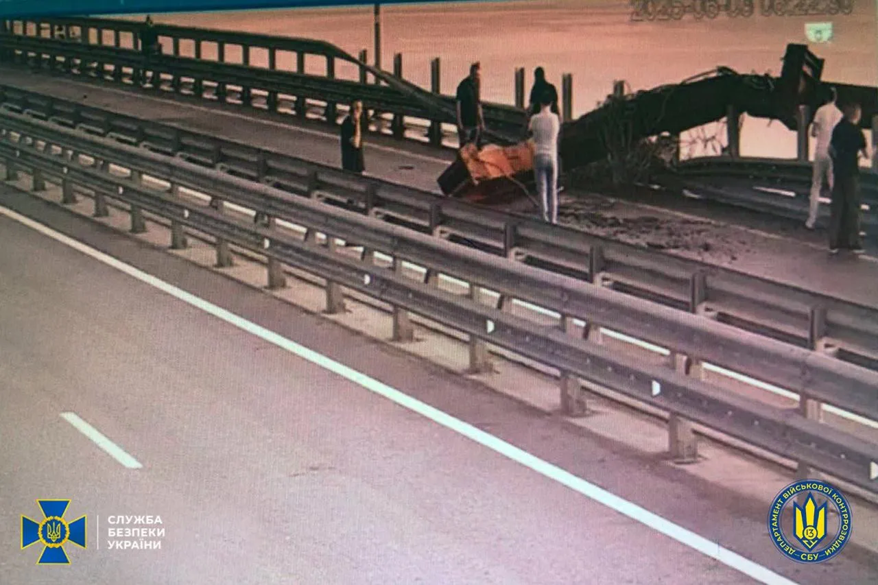 СБУ втретє підірвала Кримський міст: унікальна операція потрапила на відео - today.ua