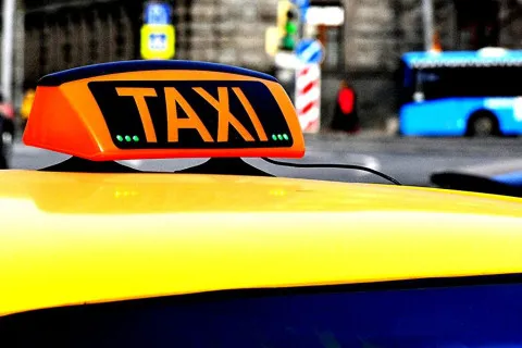 У Києві злетіли ціни на таксі після атаки РФ: за поїздку на правий берег доведеться віддати понад 1000 гривень