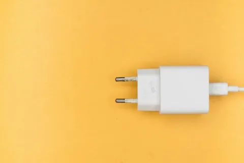 Українцям розповіли, як впливає на рахунки за електроенергію звичка залишати зарядку в розетці без телефону