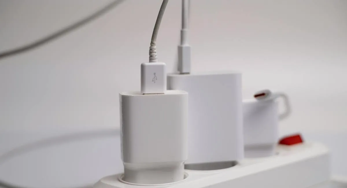 Можно ли оставлять зарядное устройство в розетке на ночь: эксперты удивили ответом - today.ua