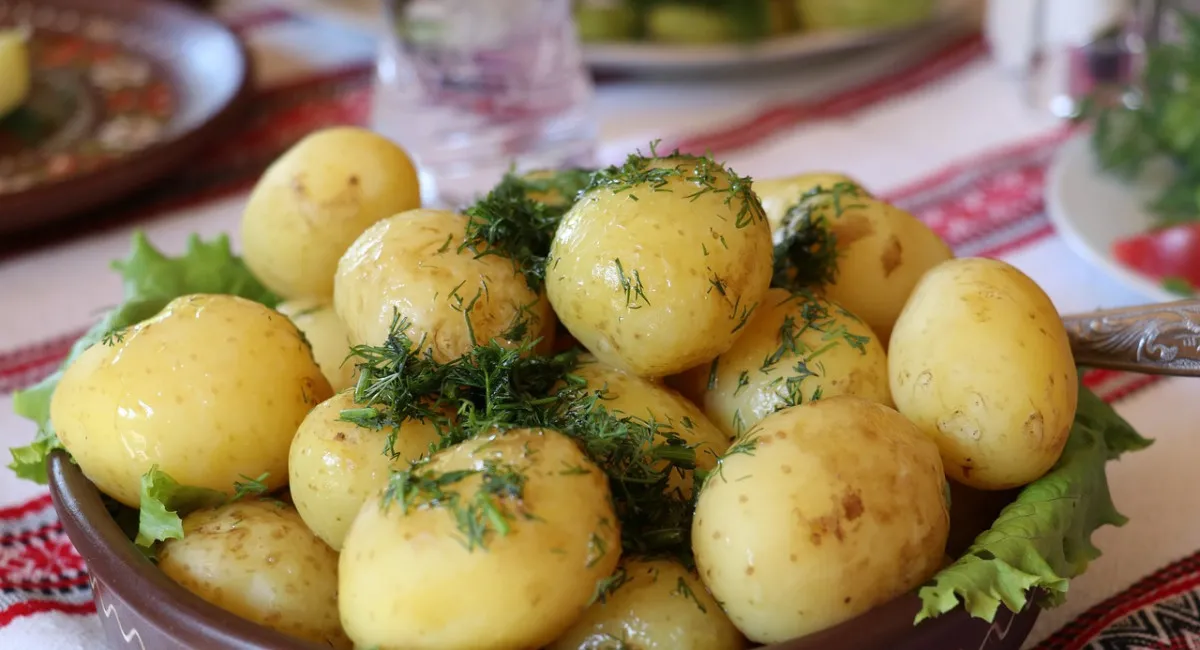 Украинцы устремились на рынки за молодой картошкой: есть ли в ней польза и кому она может навредить - today.ua