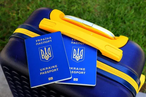 Українцям, що мають бронь від мобілізації, дозволили виїжджати за кордон