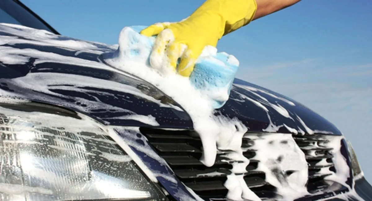 Краще цього не робити: іноді водії самі змивають фарбу з автомобілів - today.ua