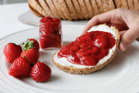 Простий рецепт полуничного варення без цукру: потрібні всього три інгредієнти і 40 хвилин часу