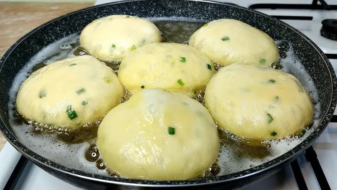 Ленивые пирожки Ночная жрица с яйцами и зеленым луком - today.ua