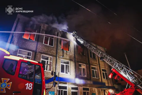 Росіяни вдарили дронами по житлових будинках у Харкові: десятки постраждалих, є загиблі