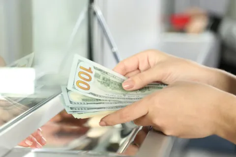 Украинские обменники "перебирают" купюры: какие доллары могут не принять