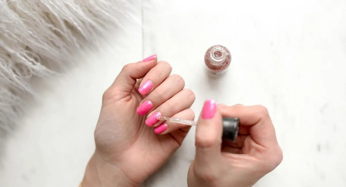 Полька-дот, иней и кашемир: названы главные тренды зимнего маникюра - today.ua