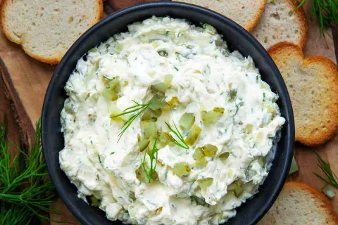 Сирна намазка з зеленню та часником: рецепт швидкої та смачної закуски