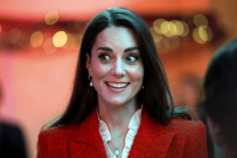 С массивными украшениями и на каблуках: Кейт Миддлтон нарушила дресс-код во время посещения музея в Лондоне