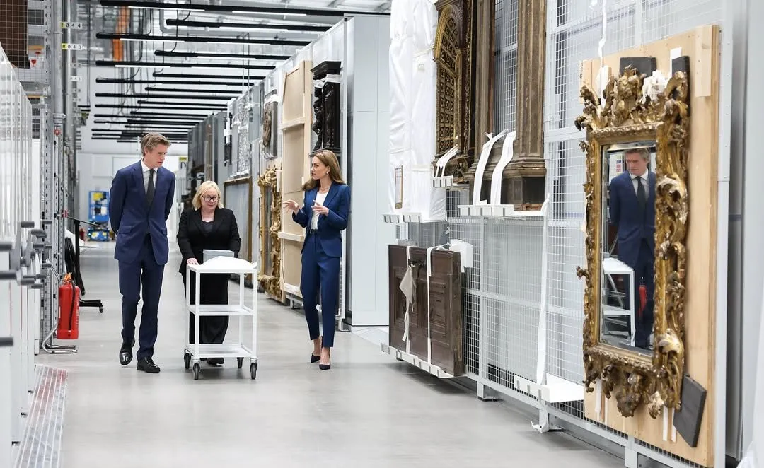 С массивными украшениями и на каблуках: Кейт Миддлтон нарушила дресс-код во время посещения музея в Лондоне С массивными украшениями и на каблуках: Кейт Миддлтон нарушила дресс-код во время посещения музея в Лондоне - today.ua