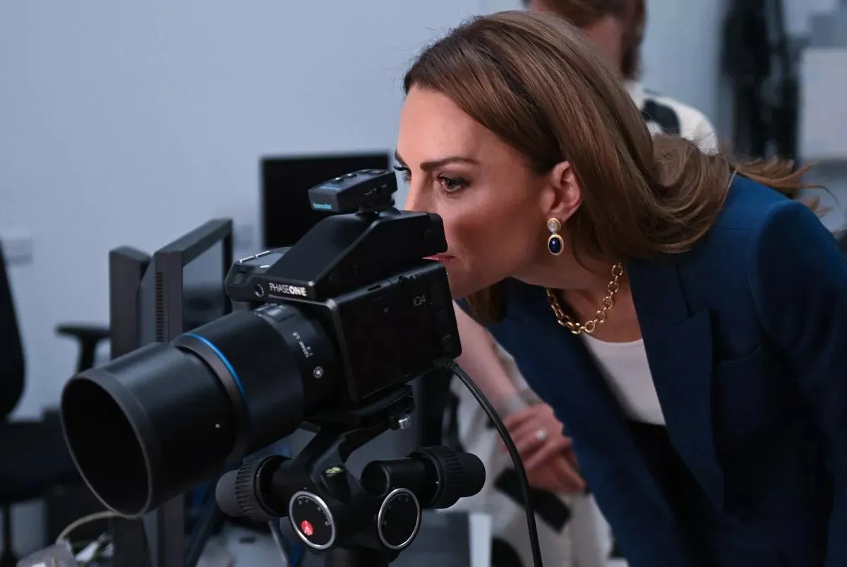 С массивными украшениями и на каблуках: Кейт Миддлтон нарушила дресс-код во время посещения музея в Лондоне С массивными украшениями и на каблуках: Кейт Миддлтон нарушила дресс-код во время посещения музея в Лондоне - today.ua