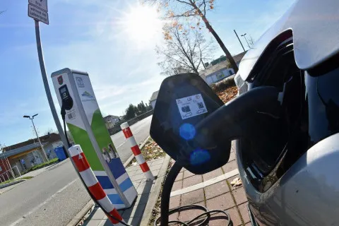 Як захистити акумулятор електромобіля в літню спеку