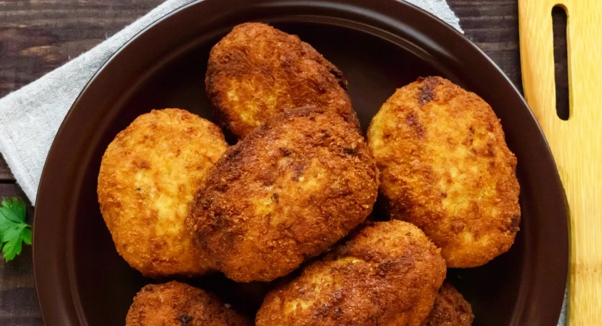 Котлети вийдуть не гіршими, ніж у шеф-кухаря: бюджетний інгредієнт зробить їх більш соковитими - today.ua
