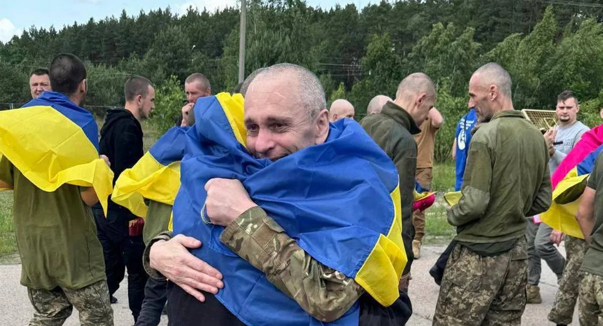 Четвертий обмін за тиждень: в Україну з російського полону повернулася нова група захисників - today.ua