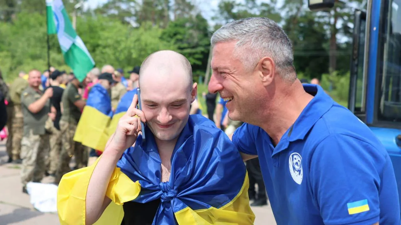 Четвертий обмін за тиждень: в Україну з російського полону повернулася нова група захисників Четвертий обмін за тиждень: в Україну з російського полону повернулася нова група захисників - today.ua