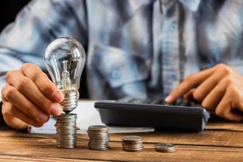 За два тижні в українських електромережах підвищать напругу: фахівці розповіли, як зміняться платіжки за світло