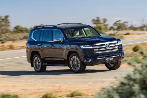 Toyota почала продавати найпотужніший гібридний Land Cruiser 300
