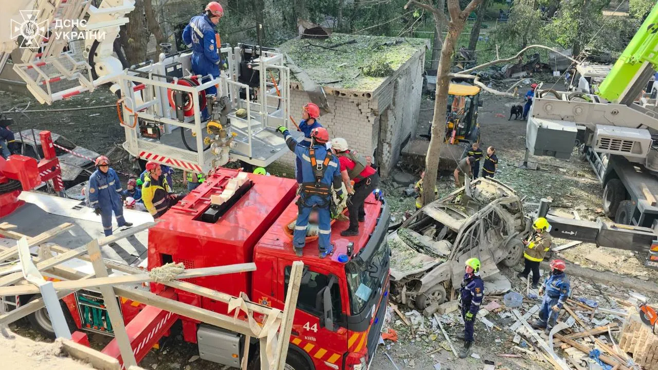 РФ масовано атакувала Київ: зруйнований цілий під'їзд у багатоповерхівці, багато загиблих і поранених - today.ua