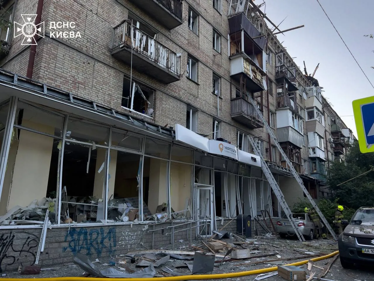 РФ масовано атакувала Київ: зруйнований цілий під'їзд у багатоповерхівці, багато загиблих і поранених - today.ua