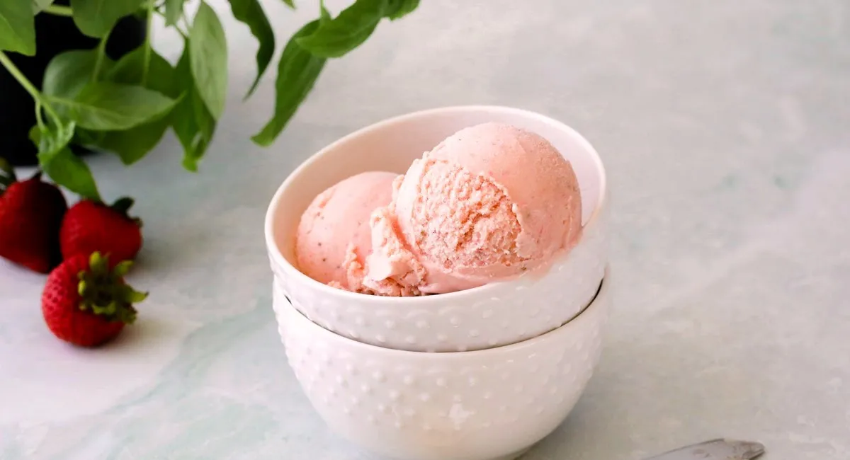 Домашнее мороженое из клубники и базилика: рецепт десерта с освежающим вкусом - today.ua