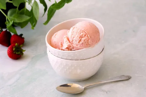 Домашнє морозиво з полуниці та базиліку: рецепт десерту з освіжаючим смаком