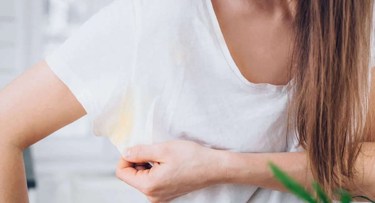 Как вывести желтые пятна от пота на белой футболке: помогут бюджетные средства - today.ua