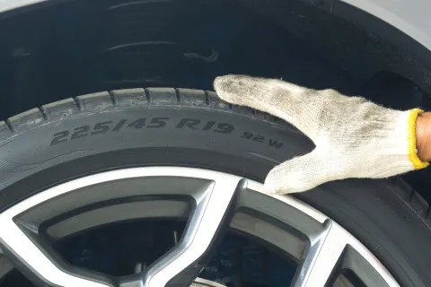 Як дізнатися, яку максимальну швидкість витримають шини автомобіля